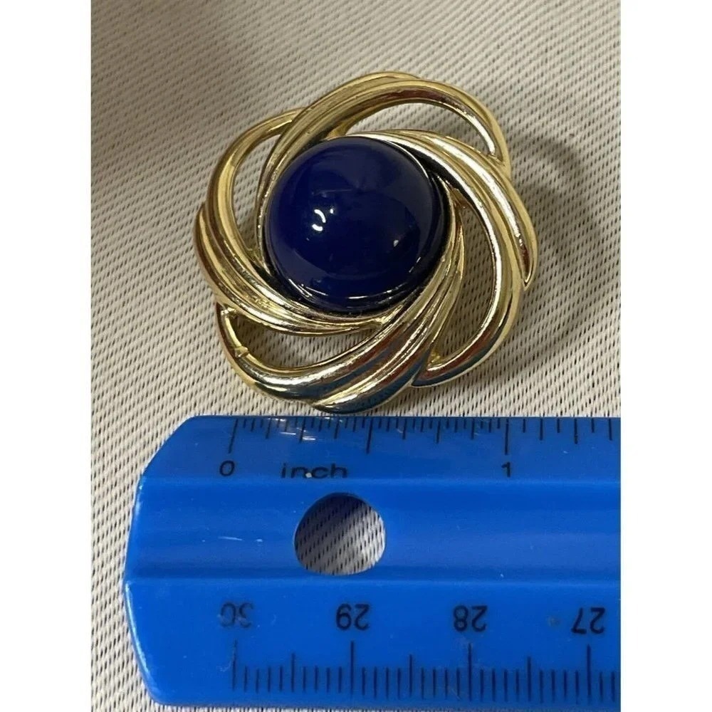Trifari Womens Clip On Earrings Gold Tone Blue Vintage Swirl Knot Cabochon Glam - Picture 4 of 4